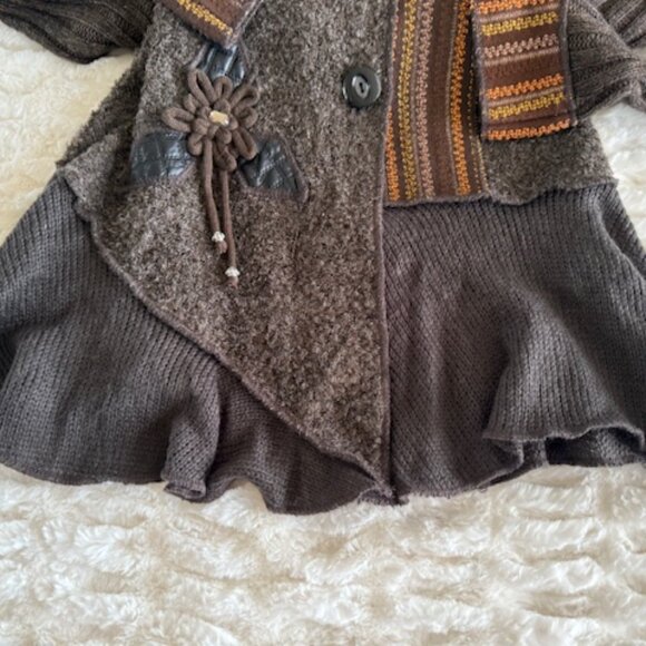 Standout Sweater! Cardigan Size Large Browns and Golds Rhinestone, Faux Leather - Picture 6 of 10